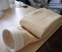 PTFE針刺氈采用PTFE（聚四氟乙烯纖維）經(jīng)三維針刺而成的一種過濾材料.PTFE纖維為大分子線性結(jié)構(gòu)，因而具有極強的耐溫、耐磨、耐腐、耐化學(xué)穩(wěn)定性,廣泛適用于鋼鐵、電力、垃圾焚燒等