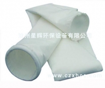 拒水防油針刺氈的生產(chǎn)流程如下： 纖維開(kāi)松--梳理--鋪網(wǎng)--預(yù)刺--主刺--成氈--燒毛--軋光--浸漬PTFE(防水劑)--烘干--定型--軋制--卷裝。 濾布經(jīng)防水防油處理的過(guò)濾袋應(yīng)用在含濕量較大的場(chǎng)