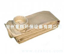 易清灰針刺氈是在普通滌綸針刺氈的基礎(chǔ)上進行表面燒毛、壓光處理，易清灰針刺氈使之表面光滑,透氣性能好,易清灰針刺氈在使用中大大降低除塵器收塵袋清除灰塵的勞動強度。
