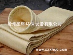 亞克力除塵布袋化學(xué)名均聚丙烯腈，用它為原料經(jīng)針刺法制成氈,然后經(jīng)過(guò)特殊的拒水處理從而得到亞克力中溫抗水解針刺過(guò)濾氈，產(chǎn)品透氣量14m3/m2·min