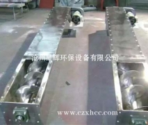 本公司自行設(shè)計(jì)的各種規(guī)格不銹鋼螺旋輸送機(jī)，其整體剛性好、運(yùn)轉(zhuǎn)平穩(wěn)、易對(duì)中、密封可靠，不銹鋼有軸螺旋機(jī)的螺旋軸一般采用兩端部滾動(dòng)軸承支承（滾動(dòng)軸承采用國(guó)內(nèi)外的優(yōu)質(zhì)產(chǎn)